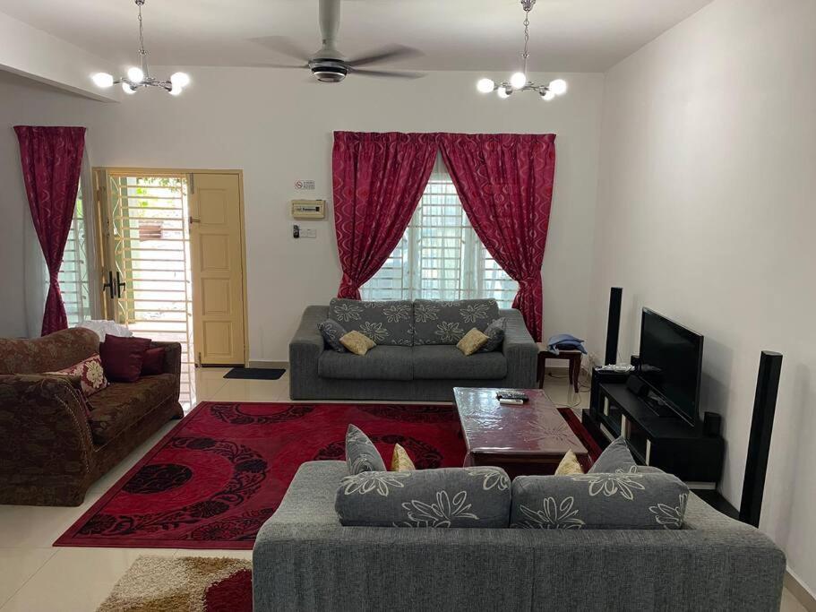 Nice Seremban 2 1/2 Storey House With 4 Rooms ภายนอก รูปภาพ